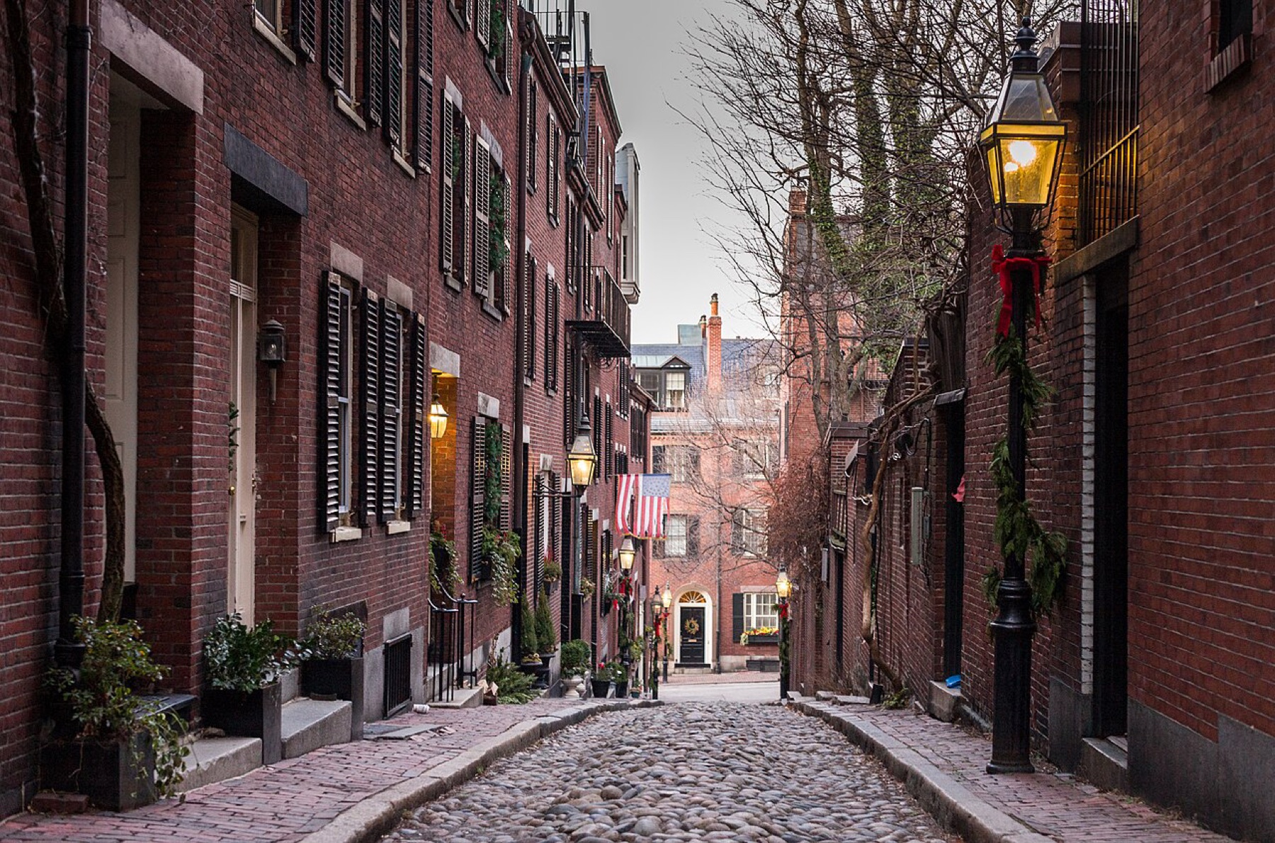 Acorn Street cobblestones and brick homes in Beacon Hill